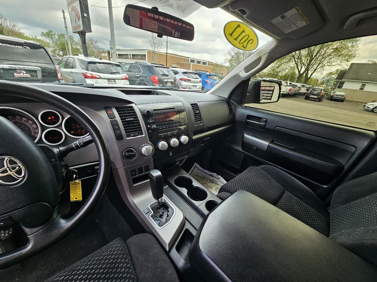 Toyota Tundra Tundra-Grade CrewMax 5.7L 4WD 2011