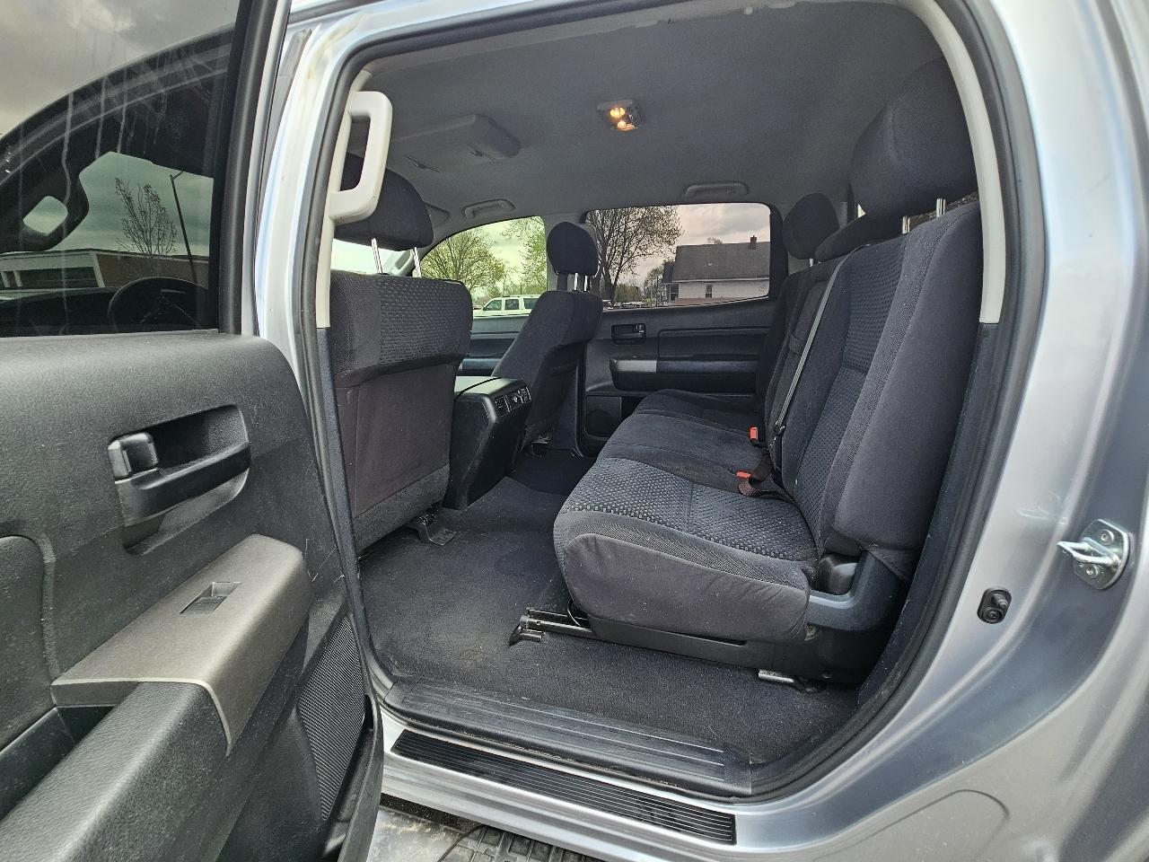 Toyota Tundra Tundra-Grade CrewMax 5.7L 4WD 2011