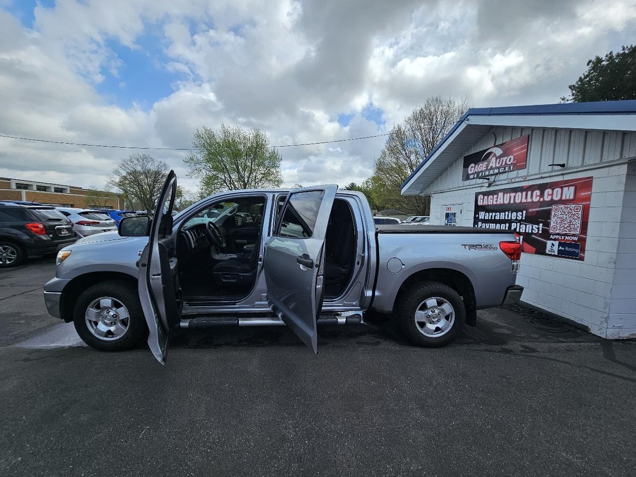 Toyota Tundra Tundra-Grade CrewMax 5.7L 4WD 2011