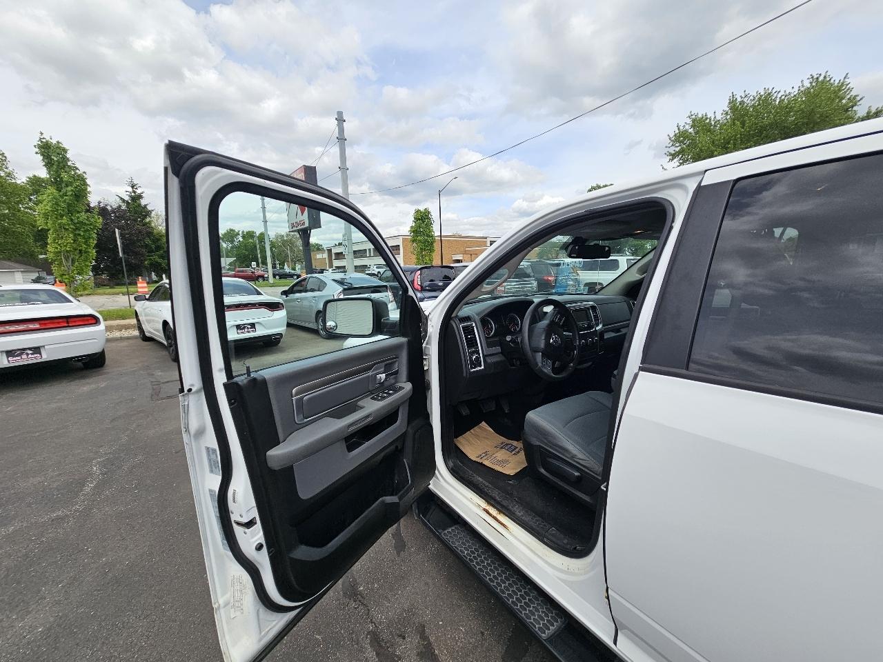 RAM 1500 SLT Quad Cab 2WD 2016