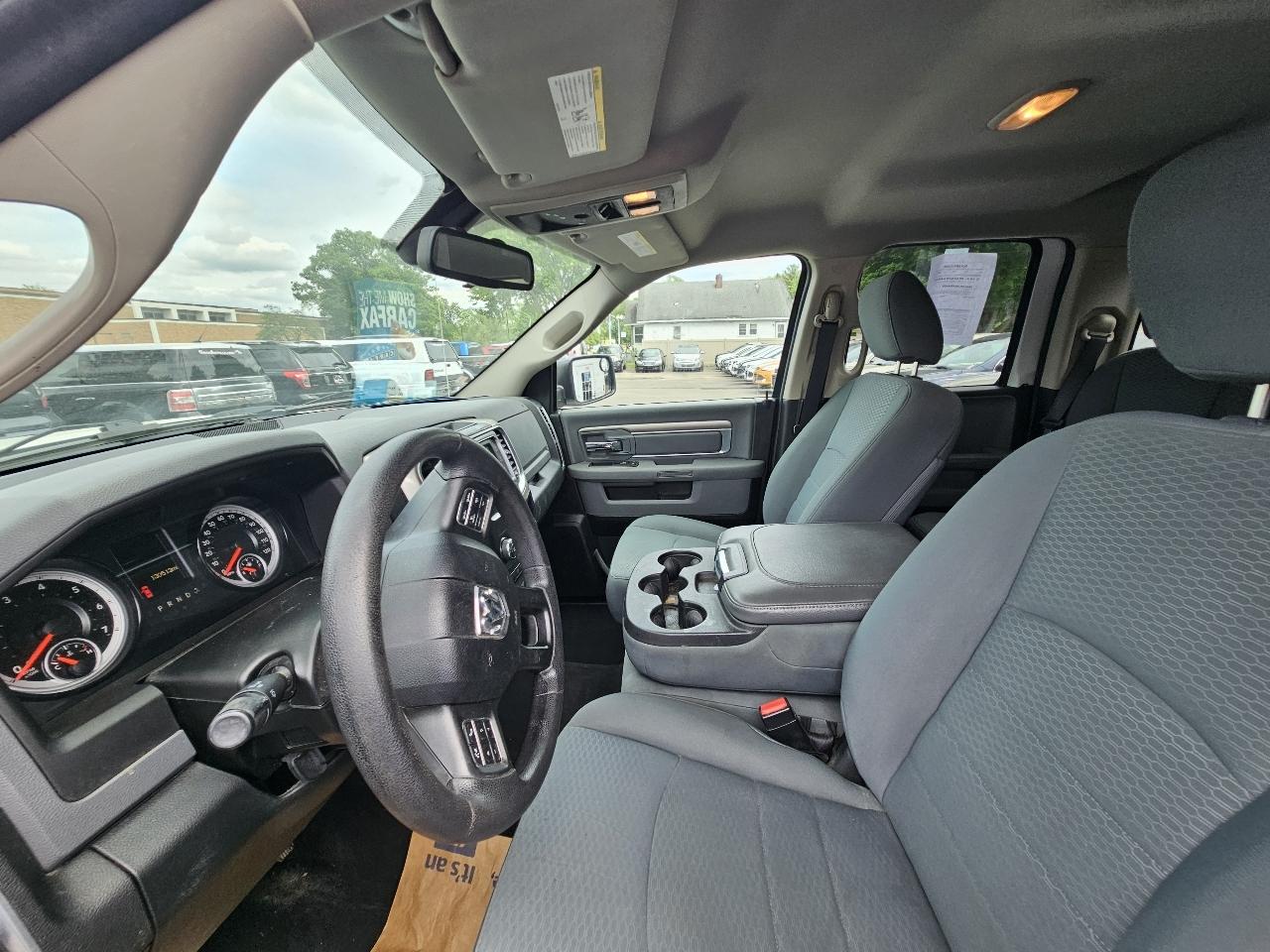 RAM 1500 SLT Quad Cab 2WD 2016