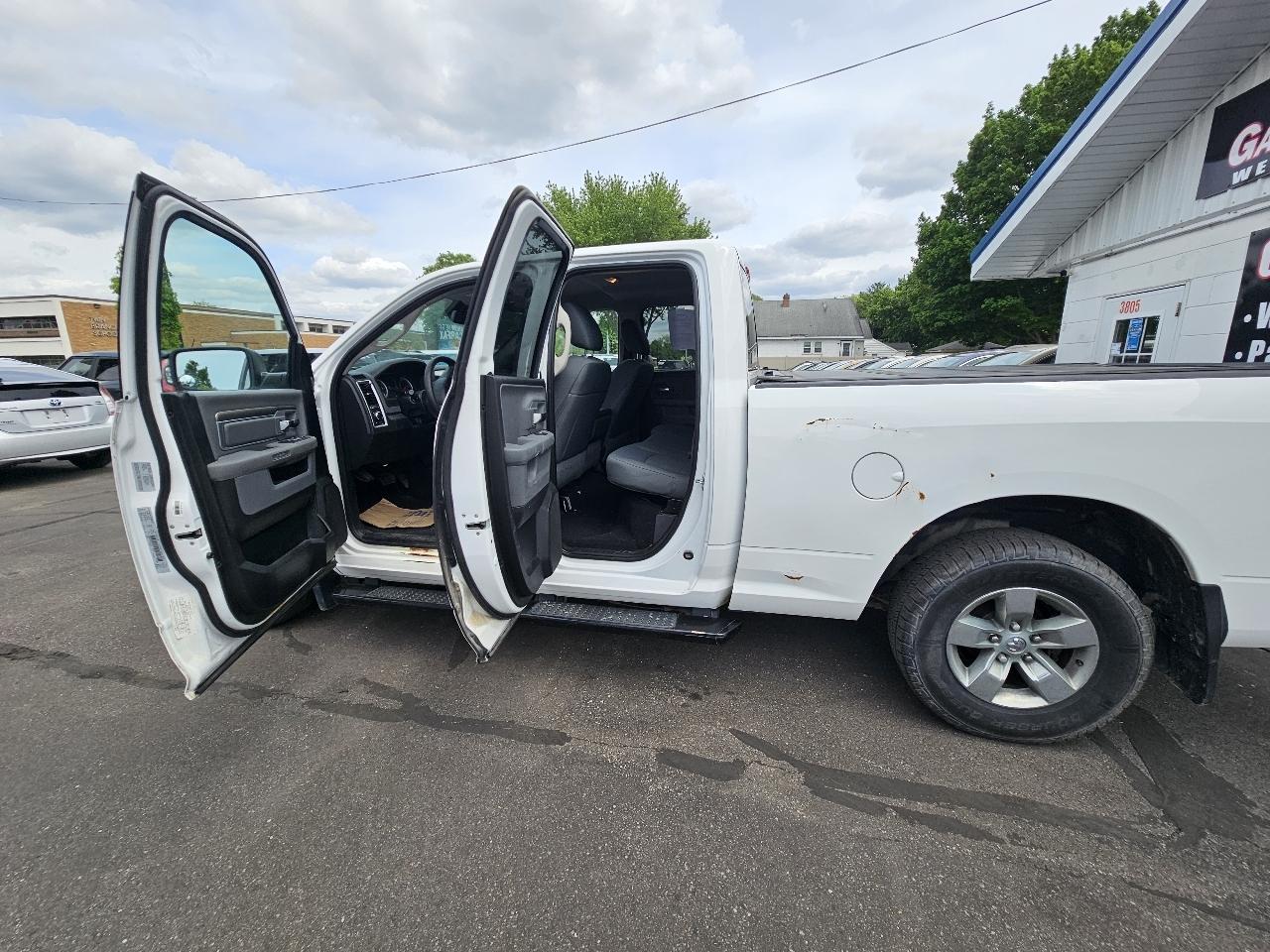RAM 1500 SLT Quad Cab 2WD 2016