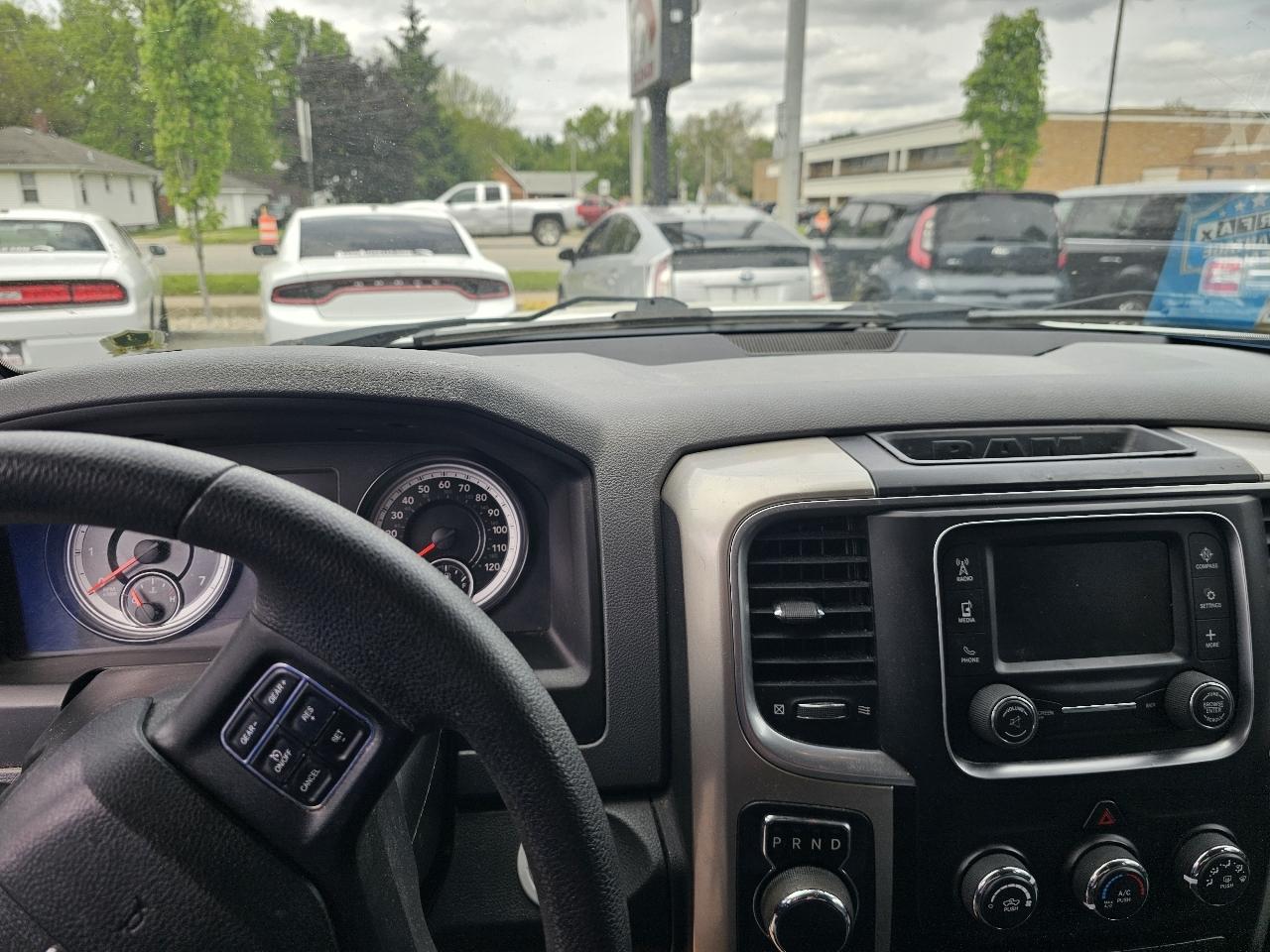 RAM 1500 SLT Quad Cab 2WD 2016