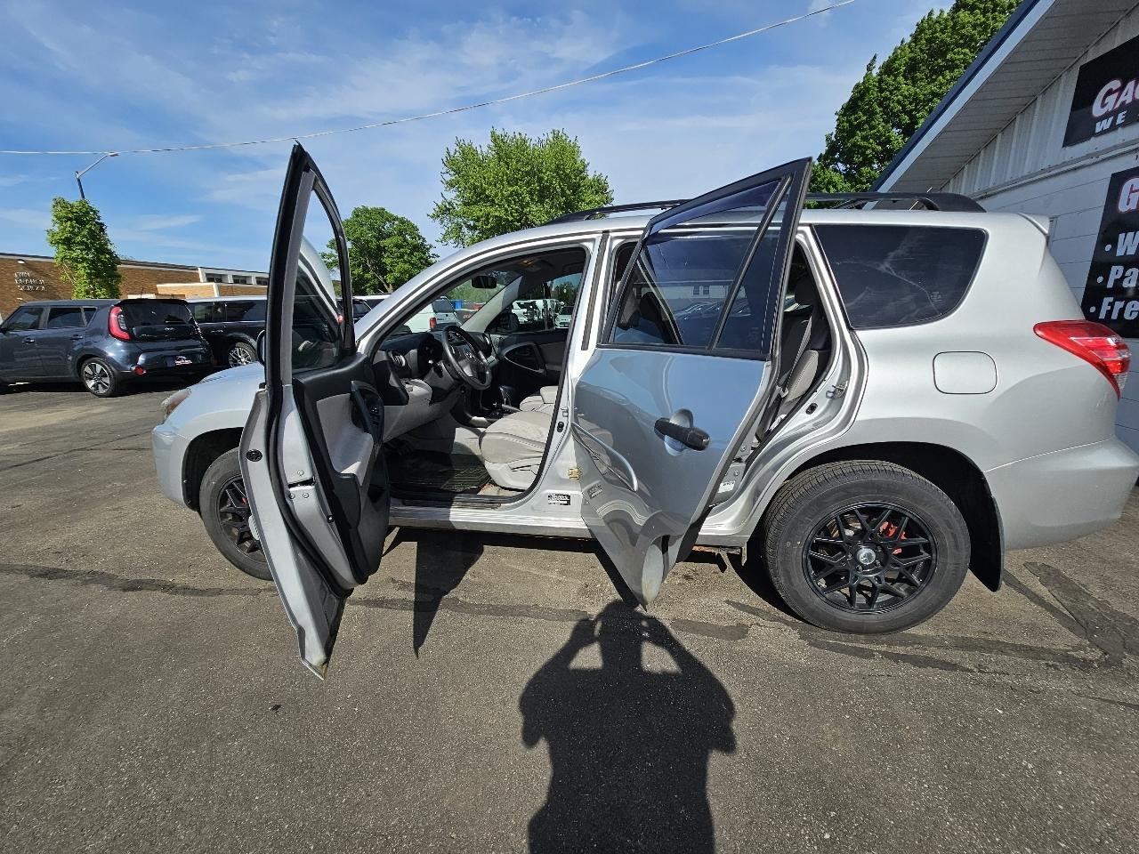 Toyota RAV4 Base I4 4WD 2010