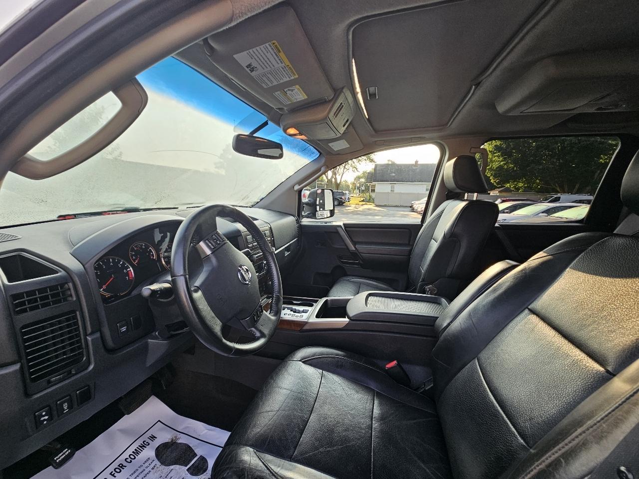 Nissan Titan XE Crew Cab 4WD SWB 2009