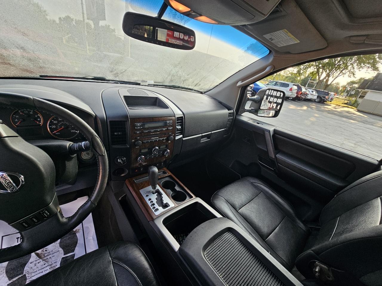 Nissan Titan XE Crew Cab 4WD SWB 2009