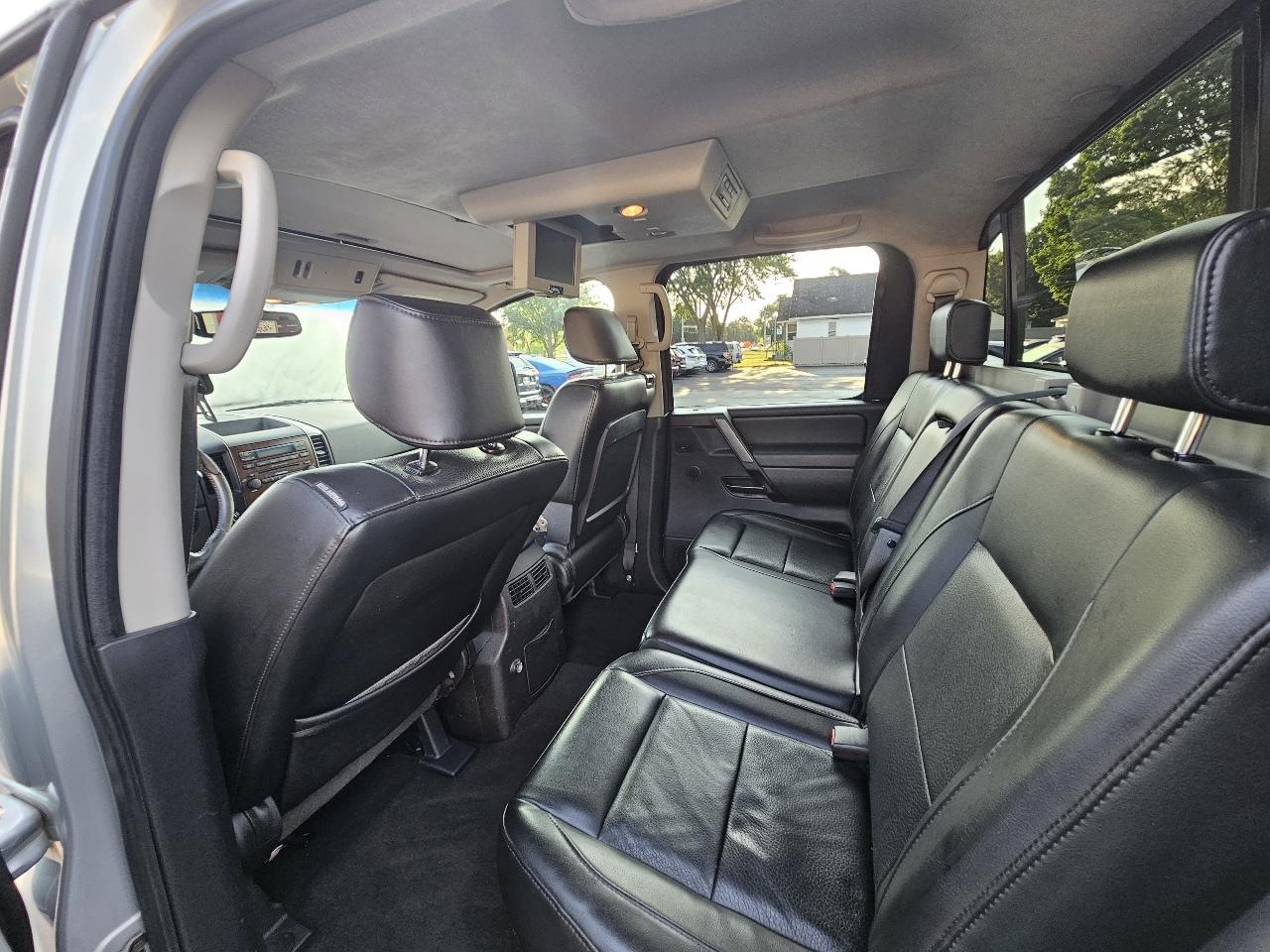 Nissan Titan XE Crew Cab 4WD SWB 2009