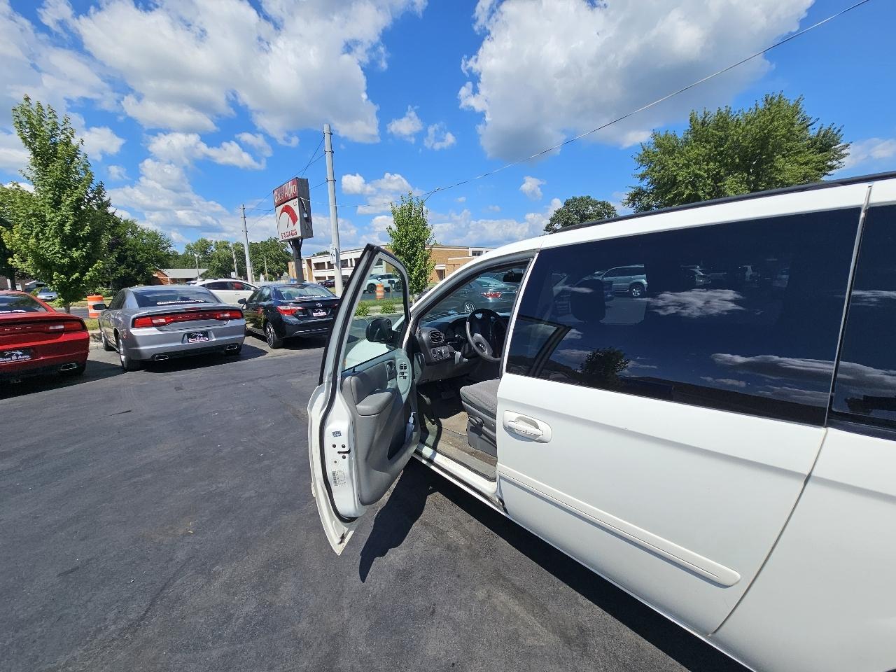 Chrysler Town & Country LX 2007