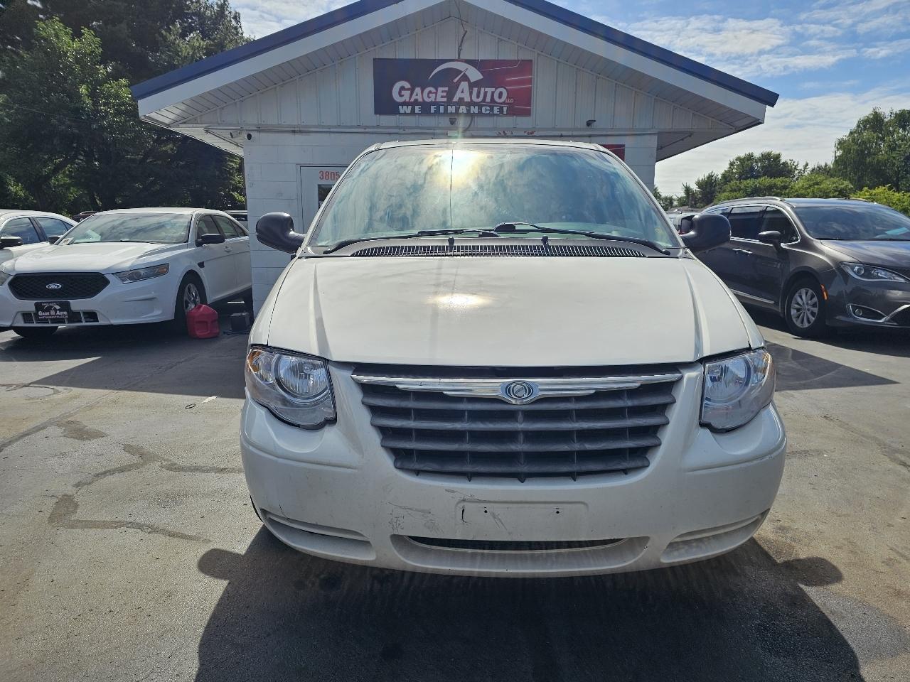 Chrysler Town & Country LX 2007