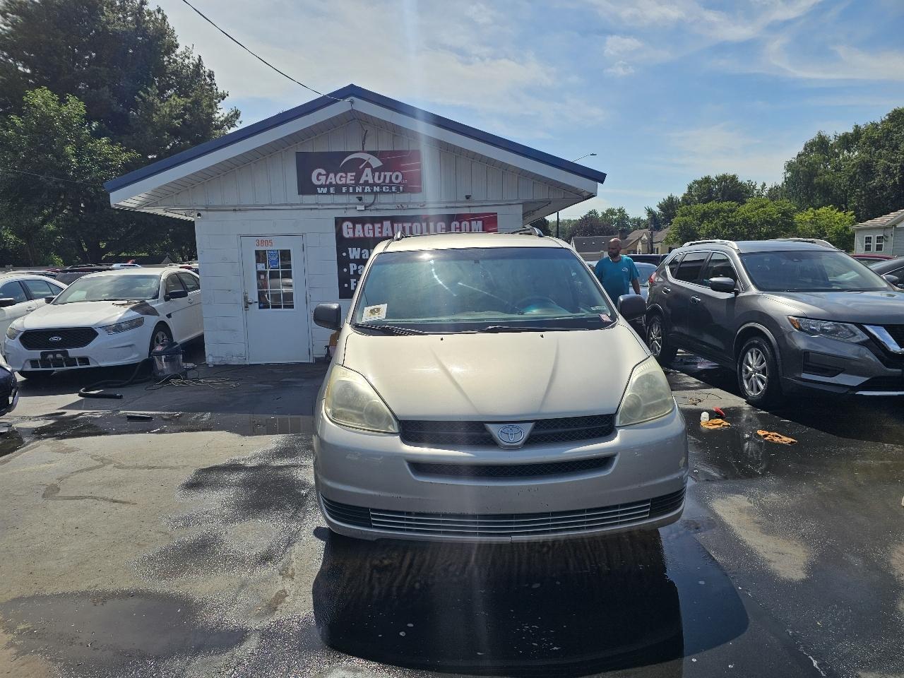 Toyota Sienna LE - 7 Passenger 2004