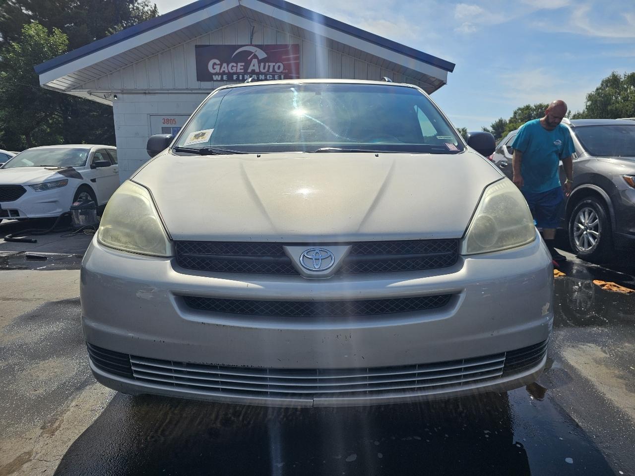 Toyota Sienna LE - 7 Passenger 2004