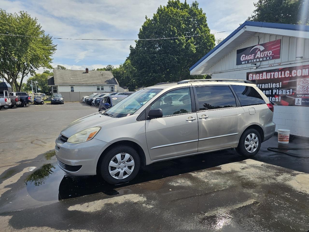 Toyota Sienna LE - 7 Passenger 2004