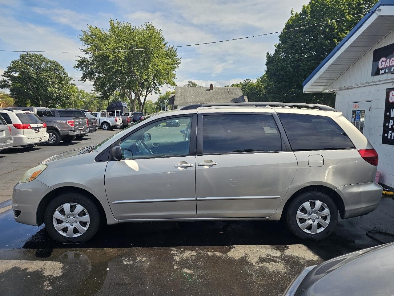 Toyota Sienna LE - 7 Passenger 2004