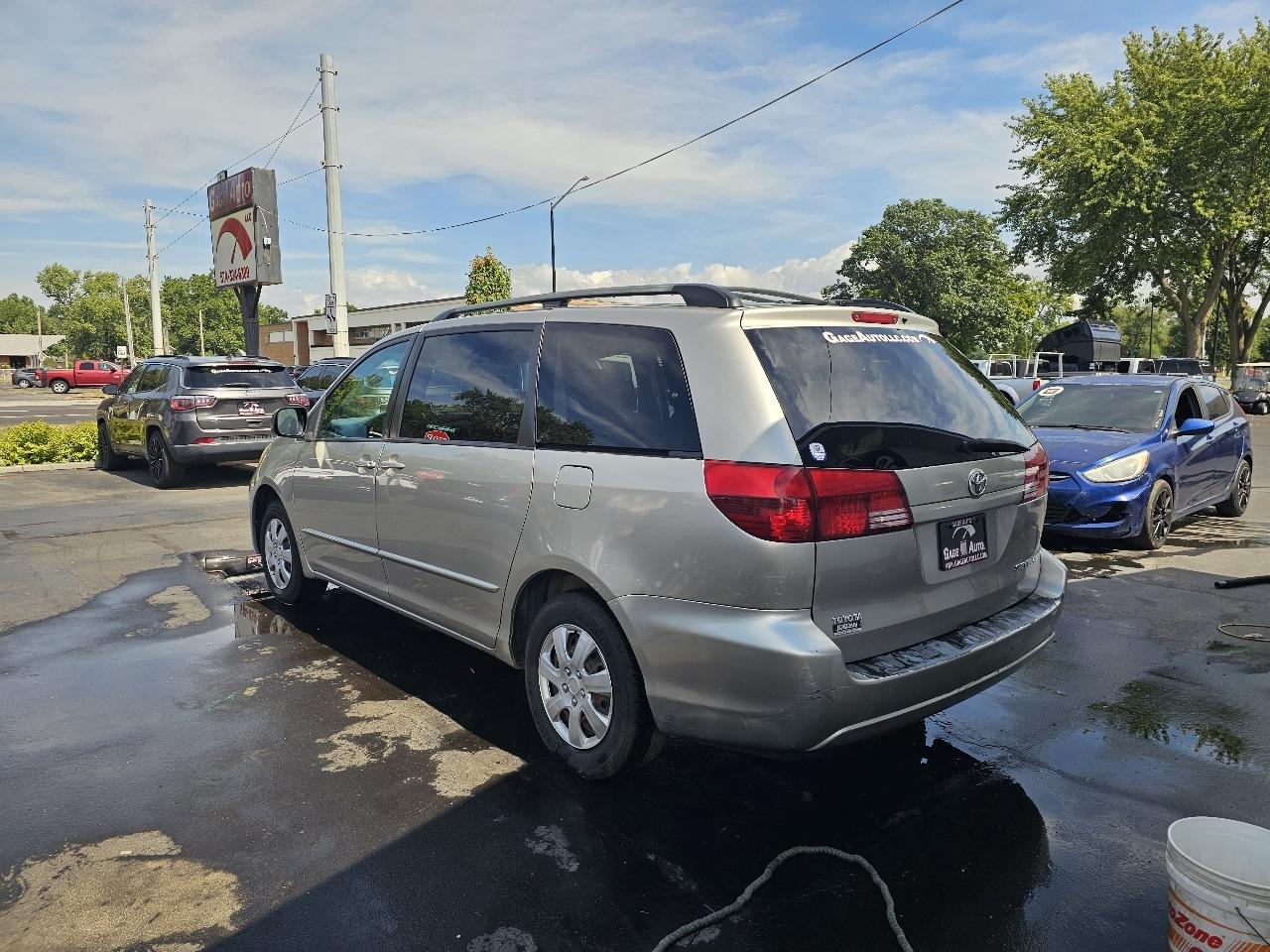 Toyota Sienna LE - 7 Passenger 2004