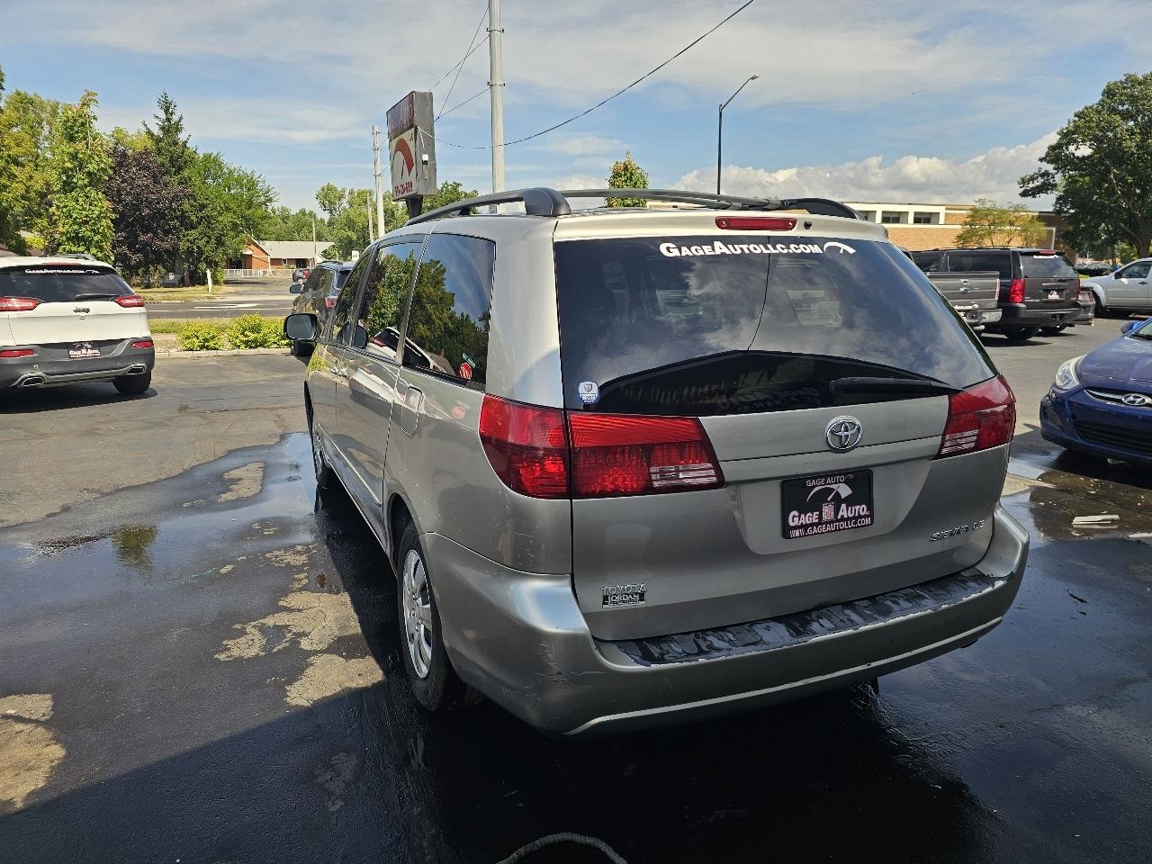 Toyota Sienna LE - 7 Passenger 2004