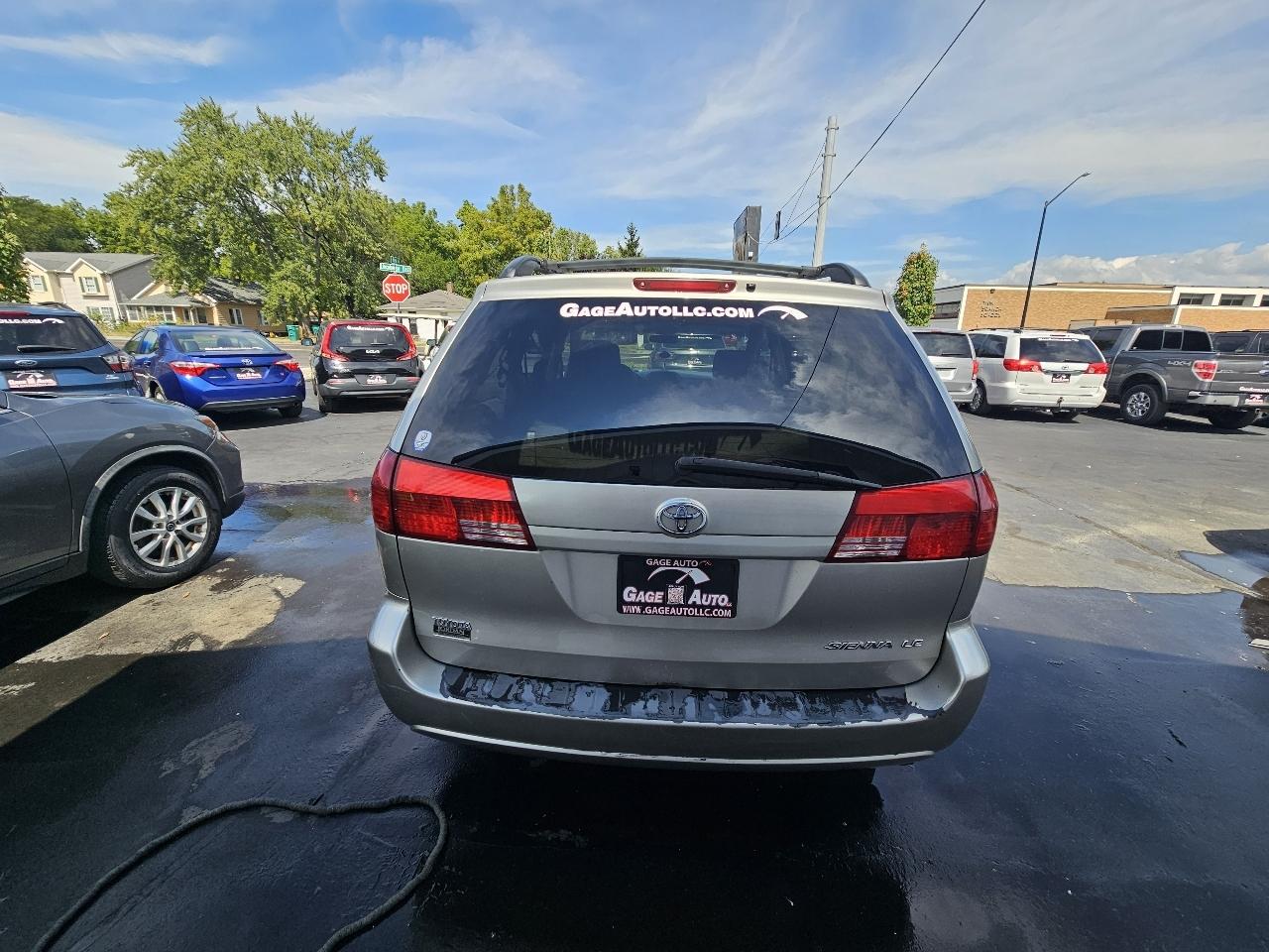Toyota Sienna LE - 7 Passenger 2004
