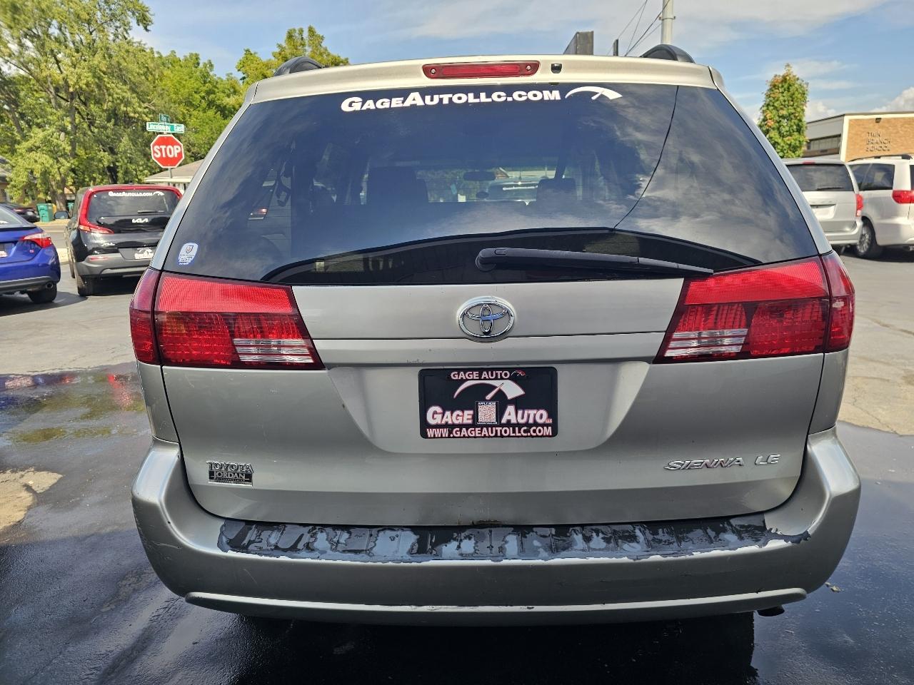 Toyota Sienna LE - 7 Passenger 2004