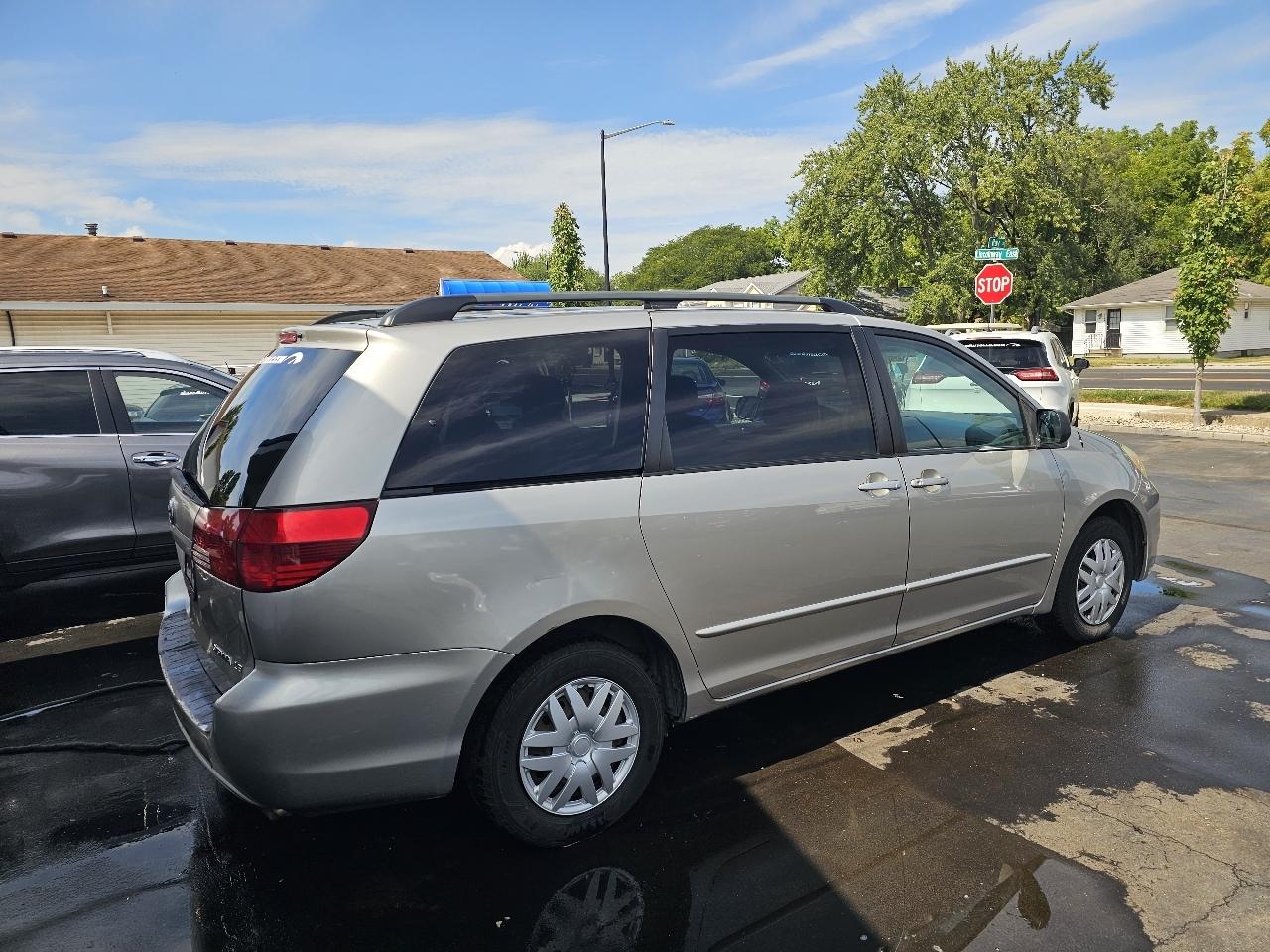 Toyota Sienna LE - 7 Passenger 2004