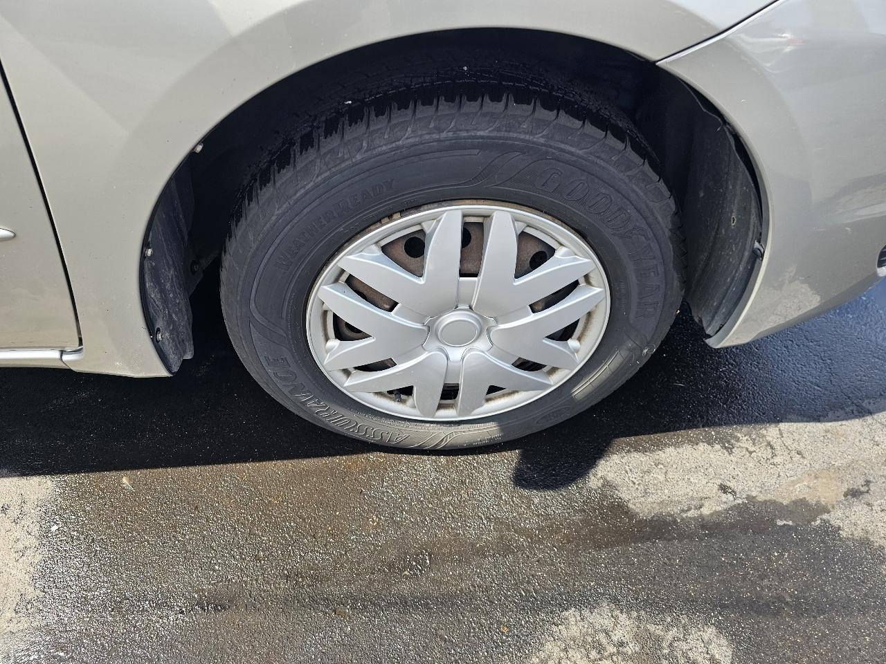 Toyota Sienna LE - 7 Passenger 2004