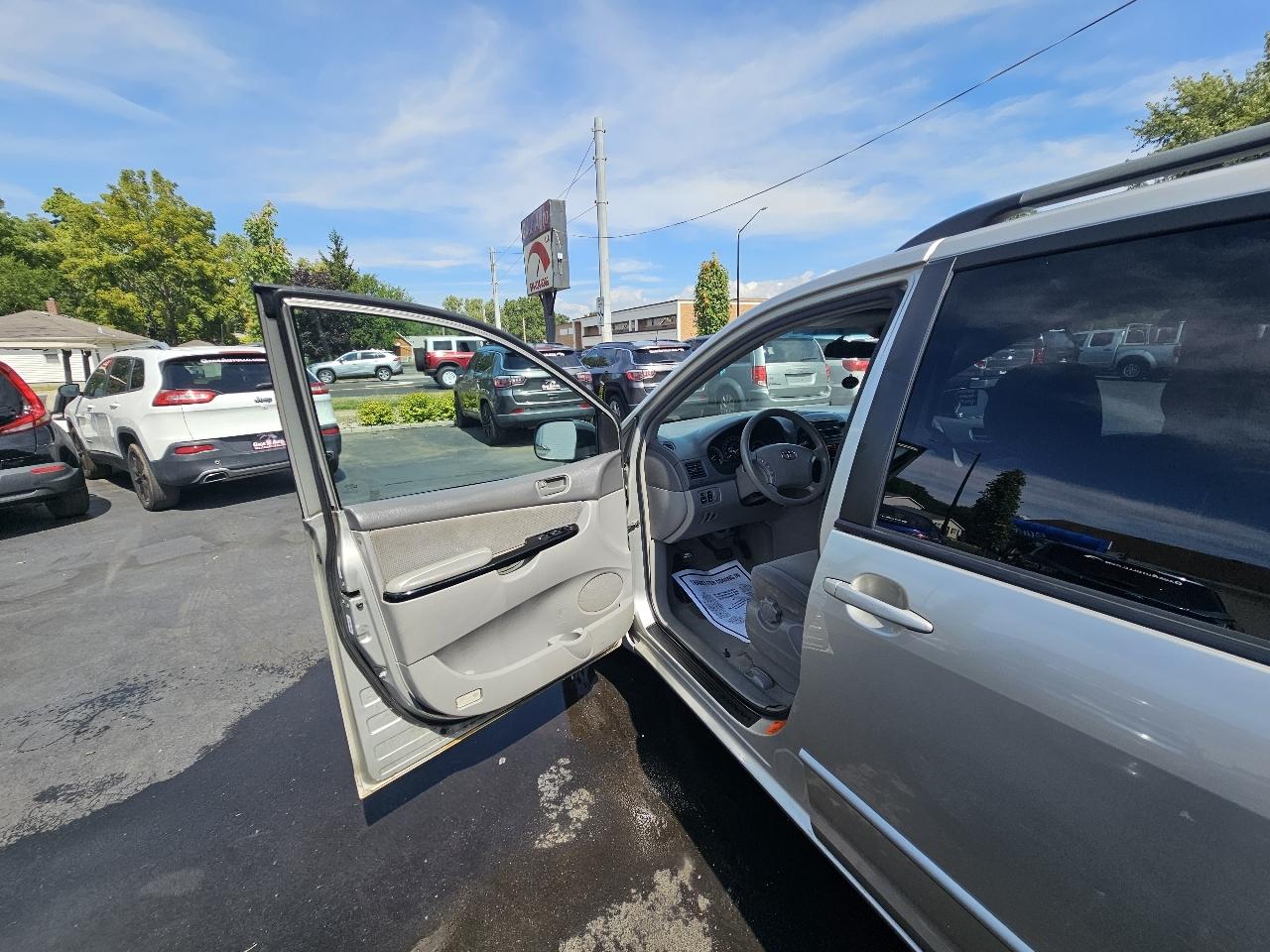 Toyota Sienna LE - 7 Passenger 2004