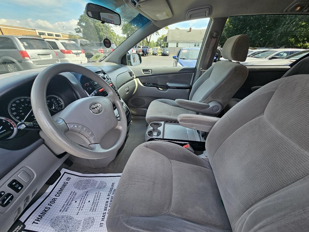 Toyota Sienna LE - 7 Passenger 2004