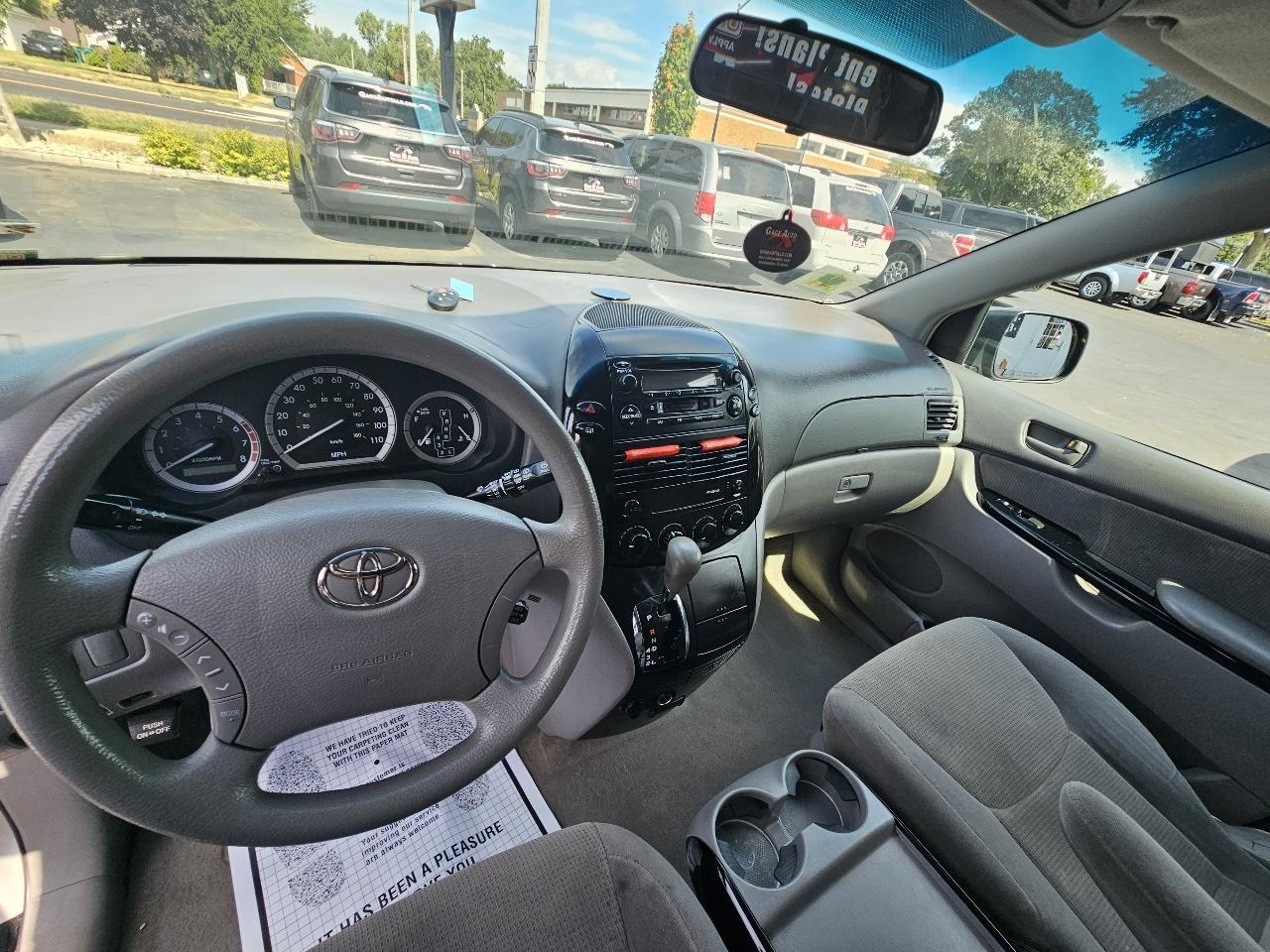 Toyota Sienna LE - 7 Passenger 2004