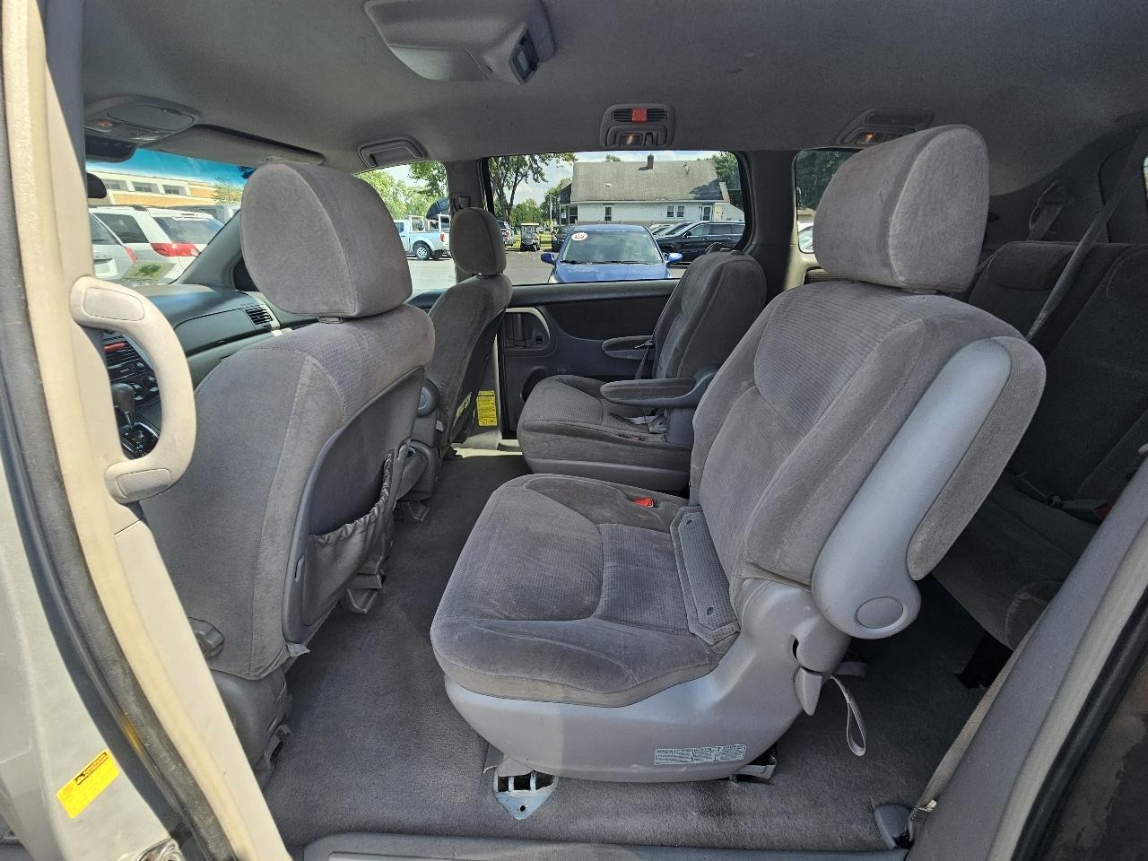 Toyota Sienna LE - 7 Passenger 2004