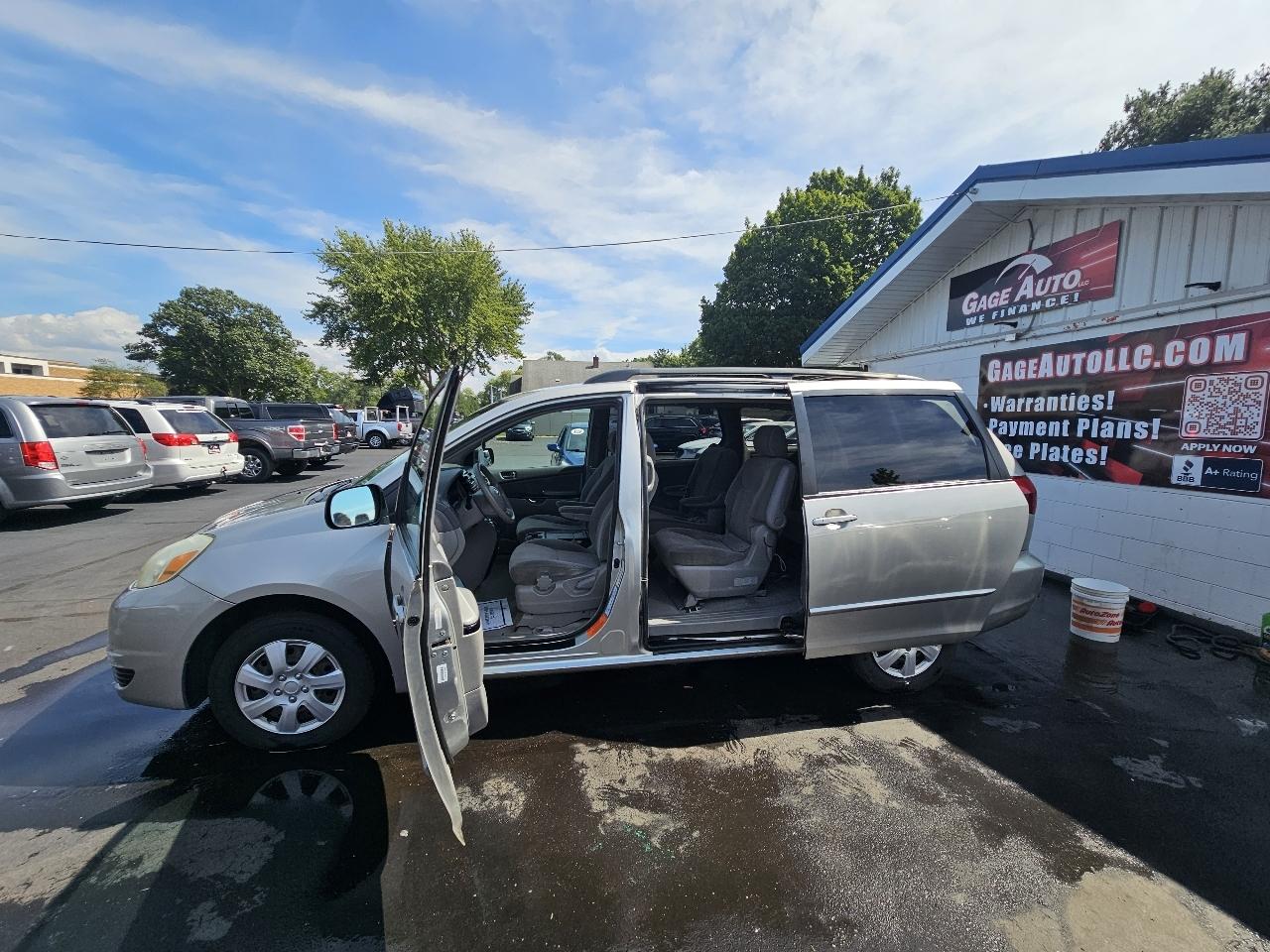 Toyota Sienna LE - 7 Passenger 2004