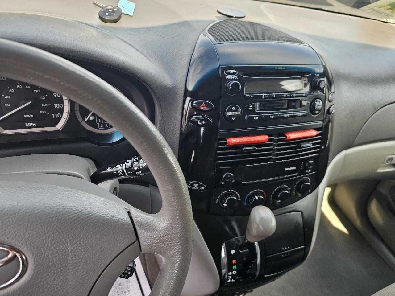 Toyota Sienna LE - 7 Passenger 2004