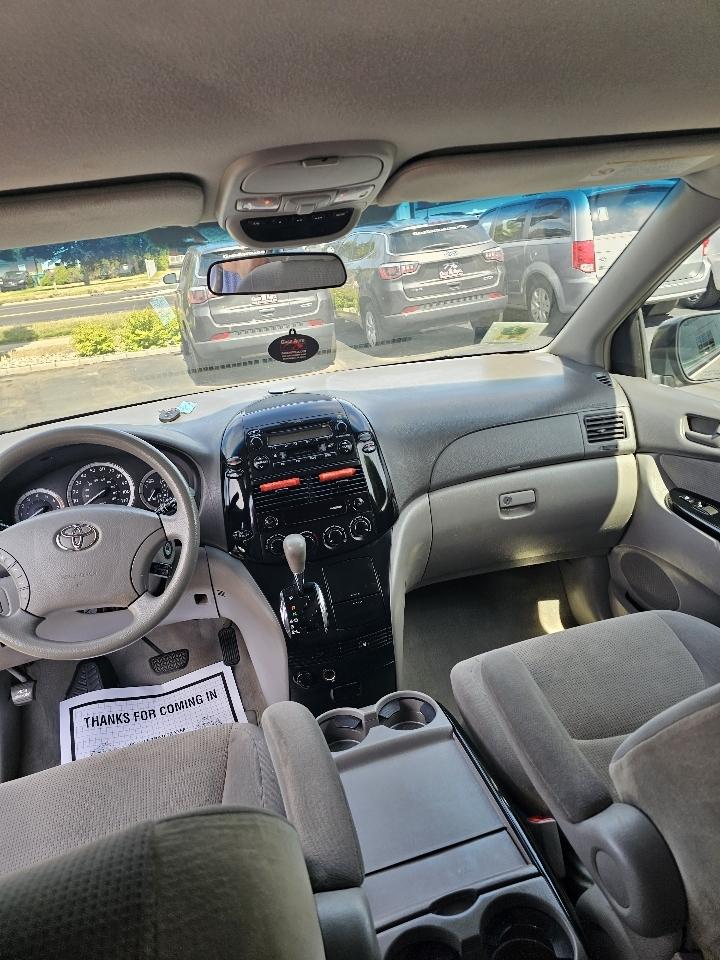 Toyota Sienna LE - 7 Passenger 2004