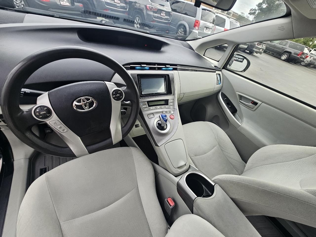 Toyota Prius Two 2014
