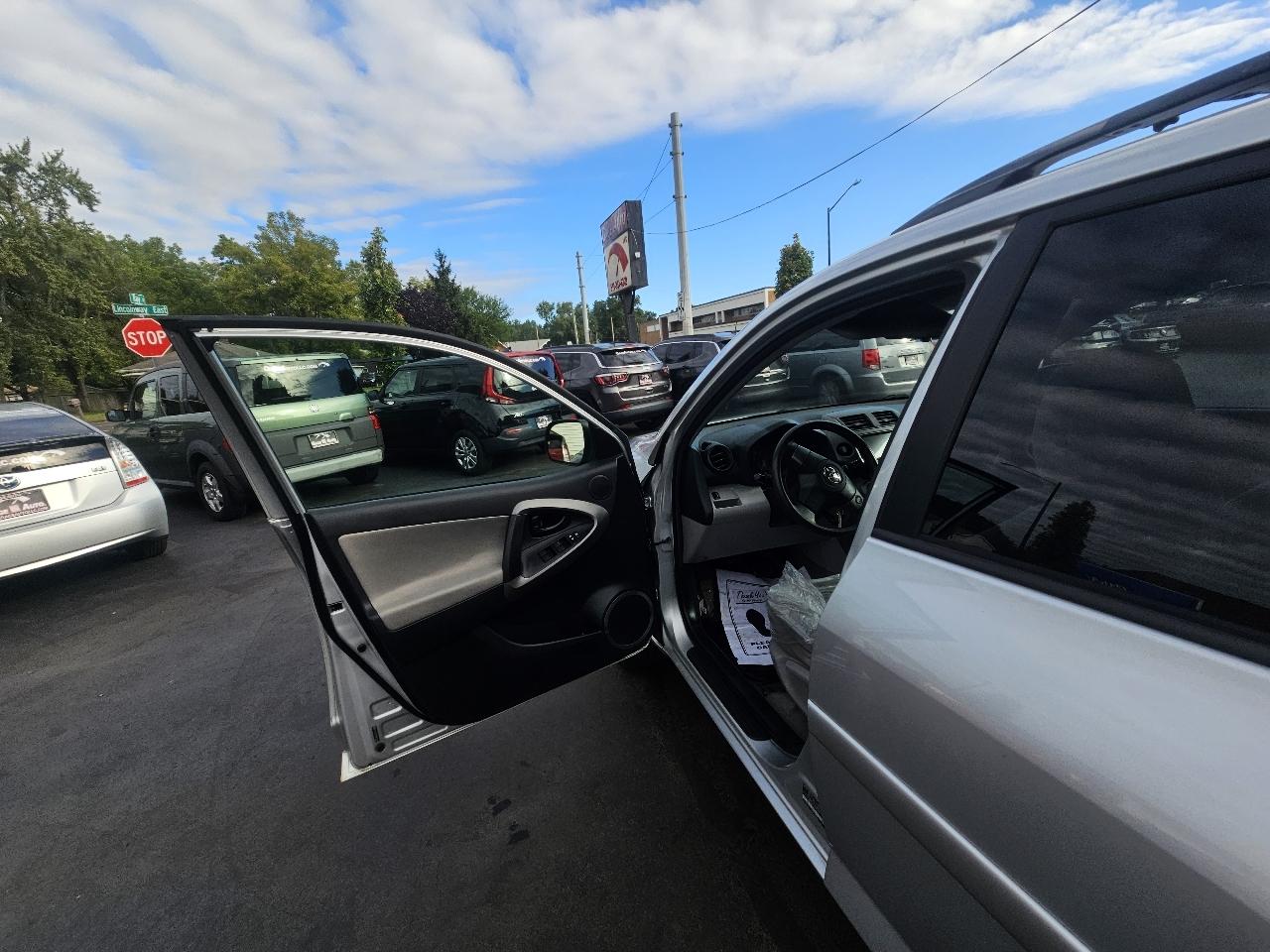 Toyota RAV4 Base I4 2WD 2010