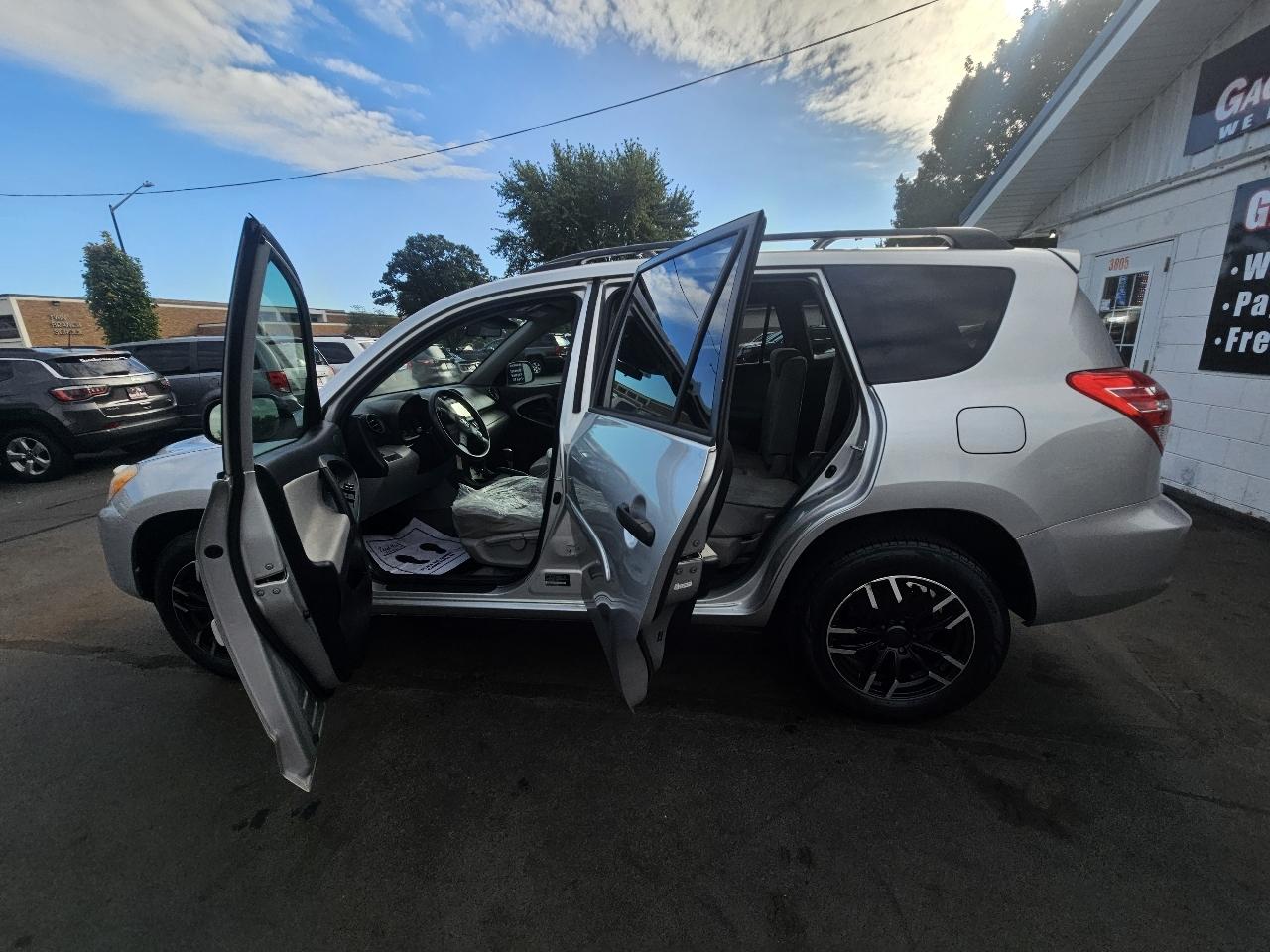 Toyota RAV4 Base I4 2WD 2010