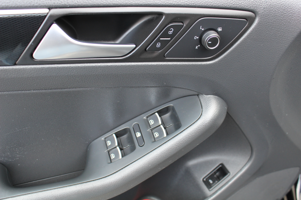 Volkswagen Jetta Sedan 4dr Auto 1.8T SEL PZEV 2016