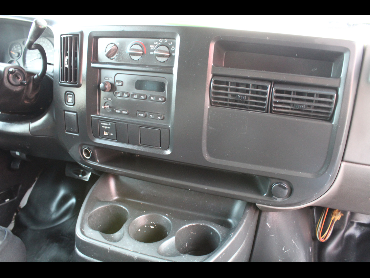 GMC Savana Cargo Van 2500 135" WB RWD 2004