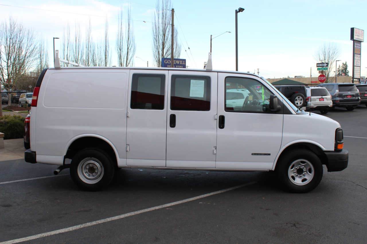 GMC Savana Cargo Van 2500 135" WB RWD 2004