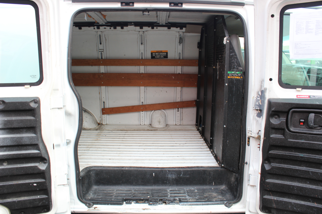 GMC Savana Cargo Van 2500 135" WB RWD 2004