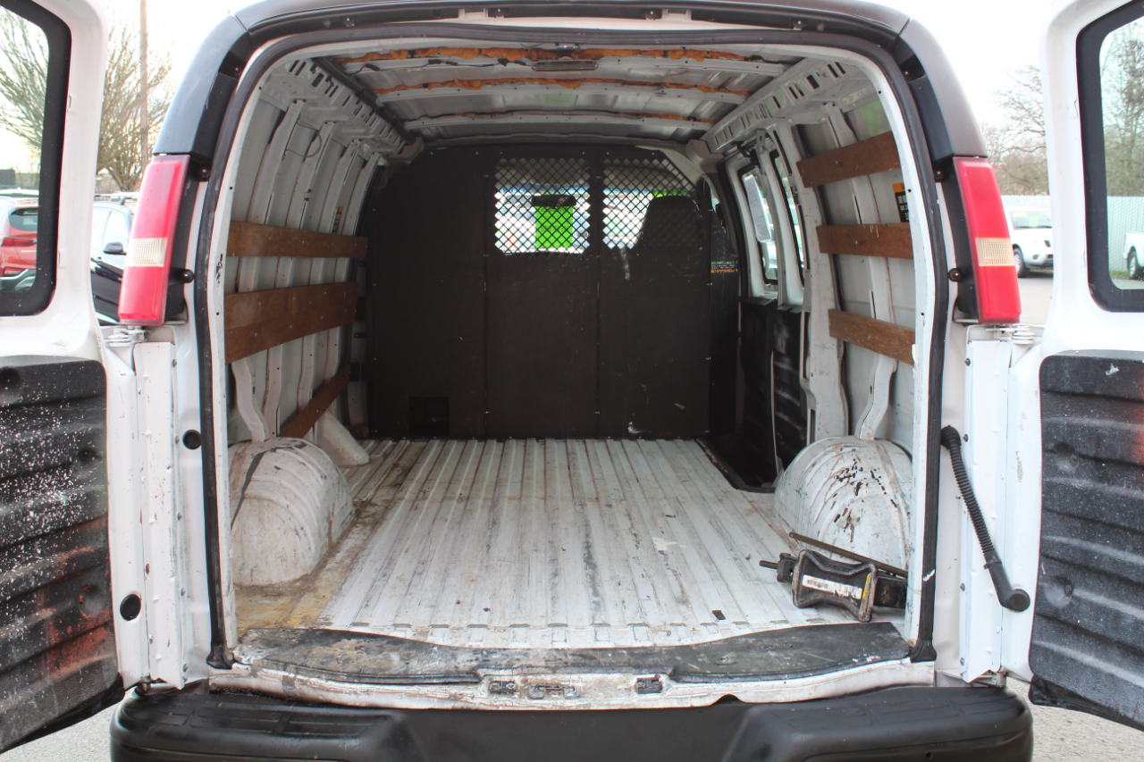 GMC Savana Cargo Van 2500 135" WB RWD 2004