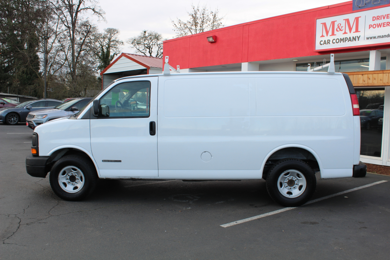 GMC Savana Cargo Van 2500 135" WB RWD 2004