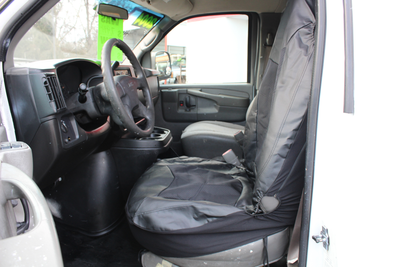 GMC Savana Cargo Van 2500 135" WB RWD 2004