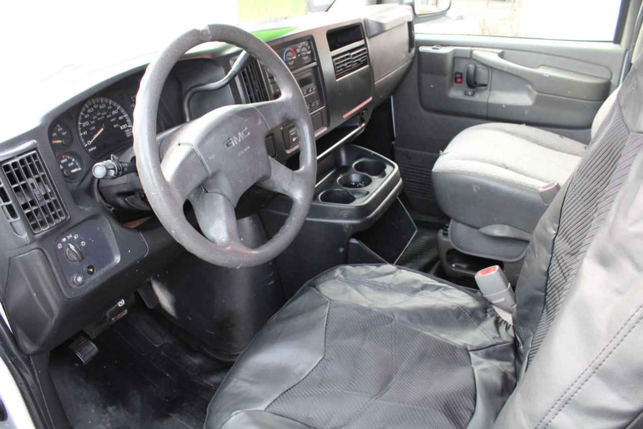 GMC Savana Cargo Van 2500 135" WB RWD 2004