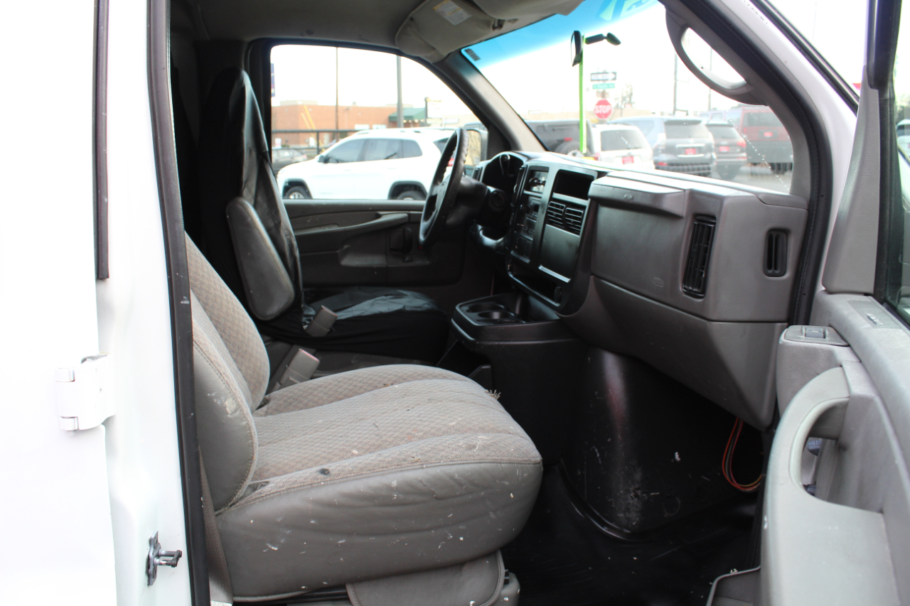 GMC Savana Cargo Van 2500 135" WB RWD 2004