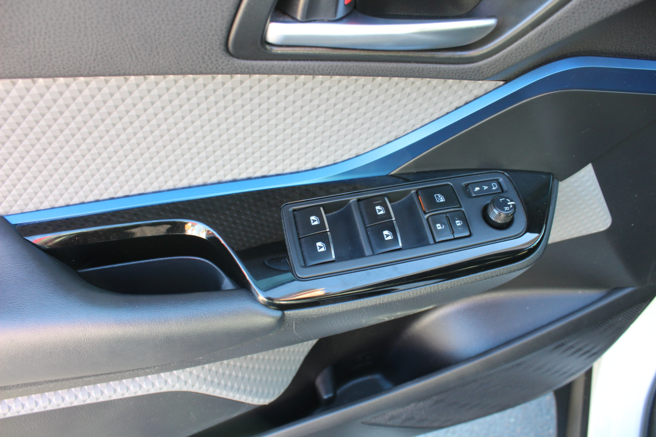 Toyota C-HR XLE FWD (Natl) 2019