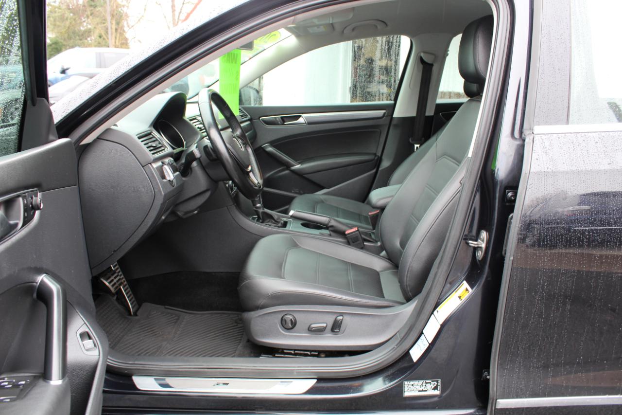 Volkswagen Passat R-Line w/Comfort Pkg Auto 2017