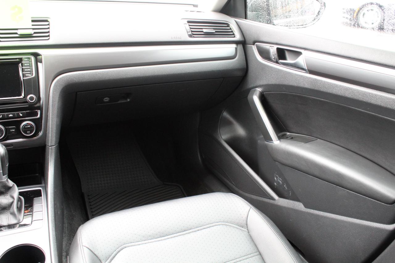 Volkswagen Passat R-Line w/Comfort Pkg Auto 2017