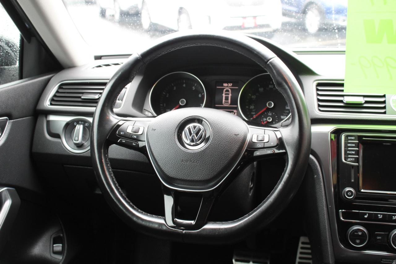 Volkswagen Passat R-Line w/Comfort Pkg Auto 2017