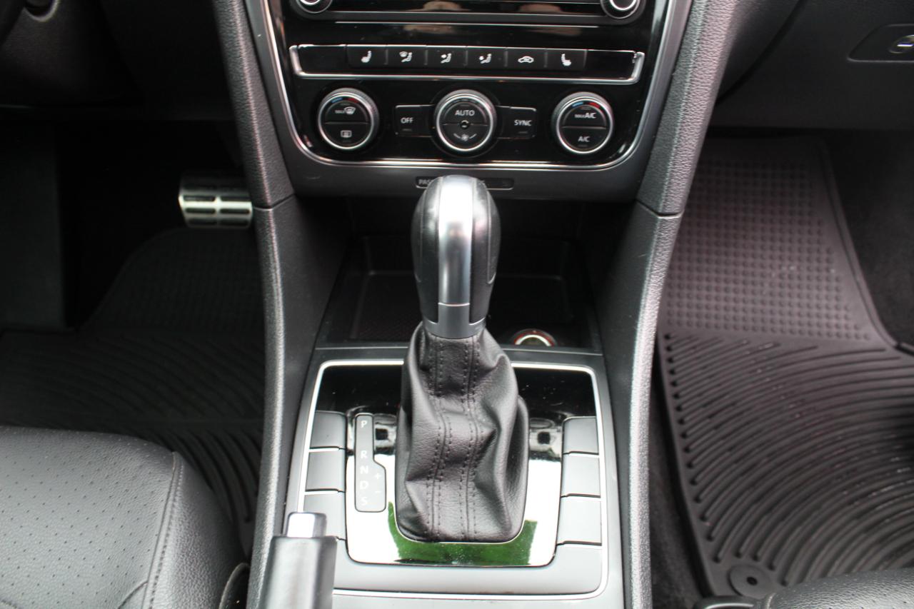 Volkswagen Passat R-Line w/Comfort Pkg Auto 2017