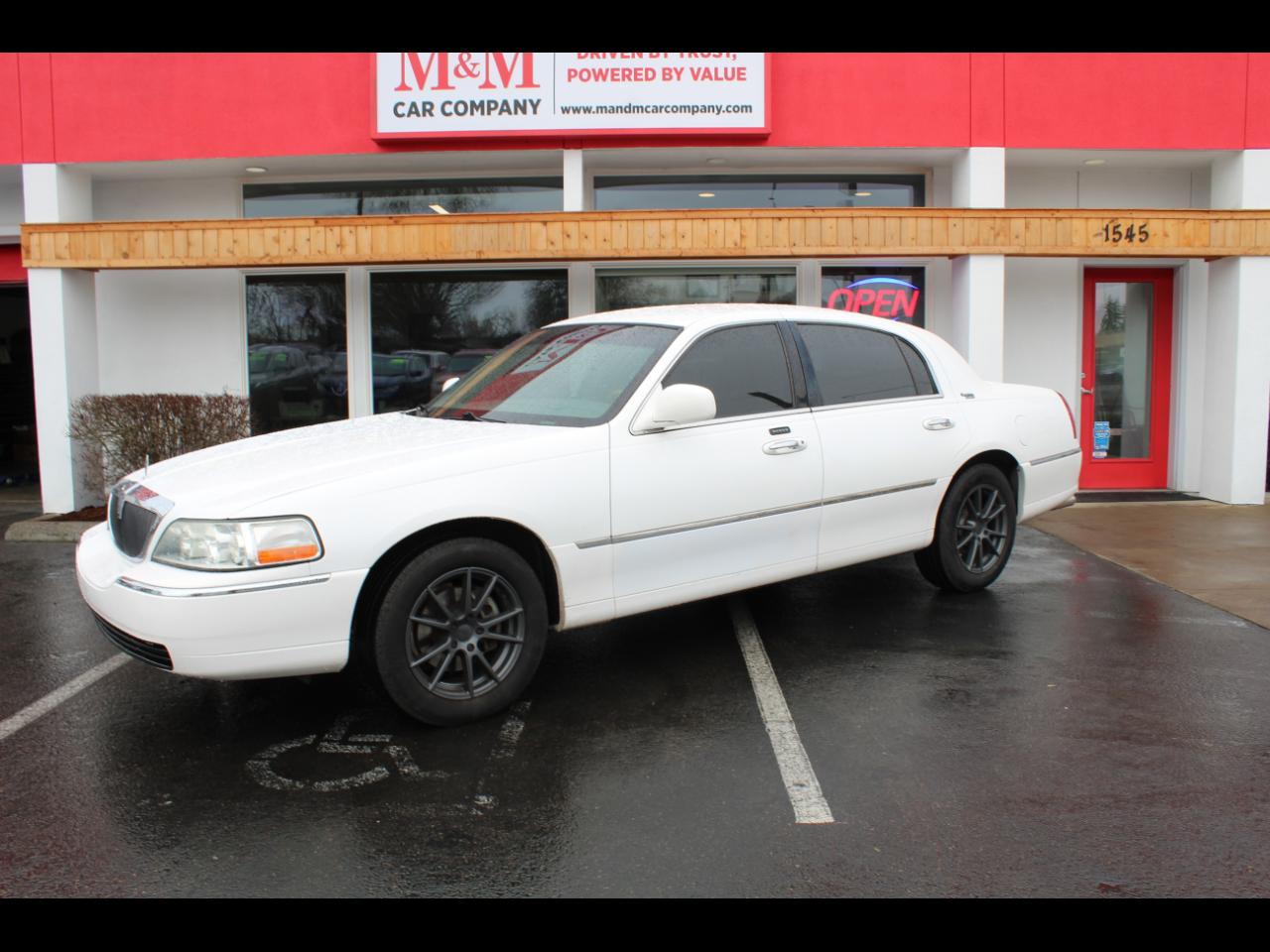 Lincoln Town Car 4dr Sdn Signature Limited 2010