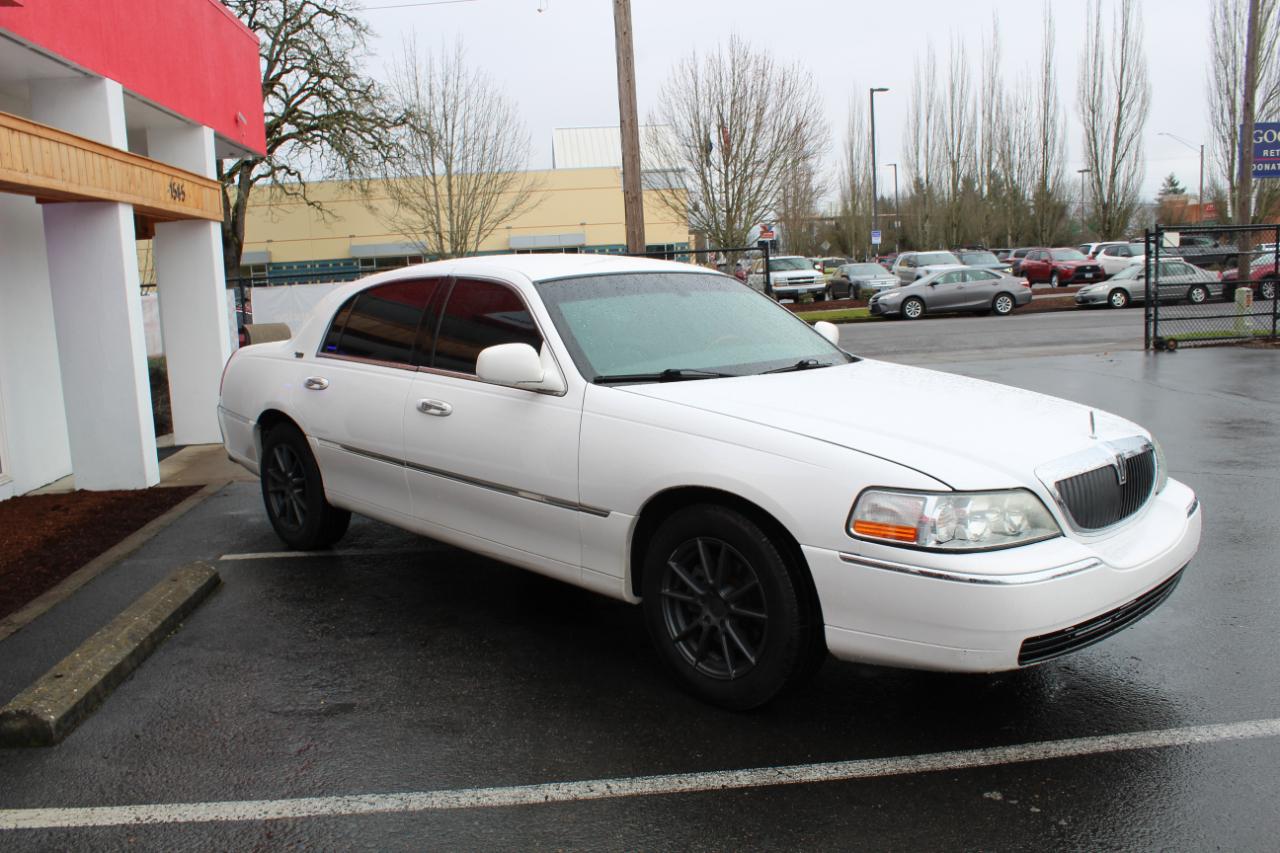 Lincoln Town Car 4dr Sdn Signature Limited 2010