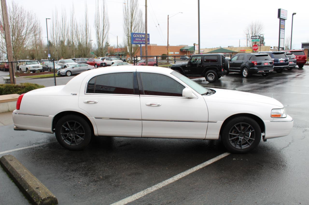Lincoln Town Car 4dr Sdn Signature Limited 2010
